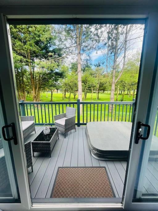 Villa Hideaway Retreat With Hot Tub York Esterno foto