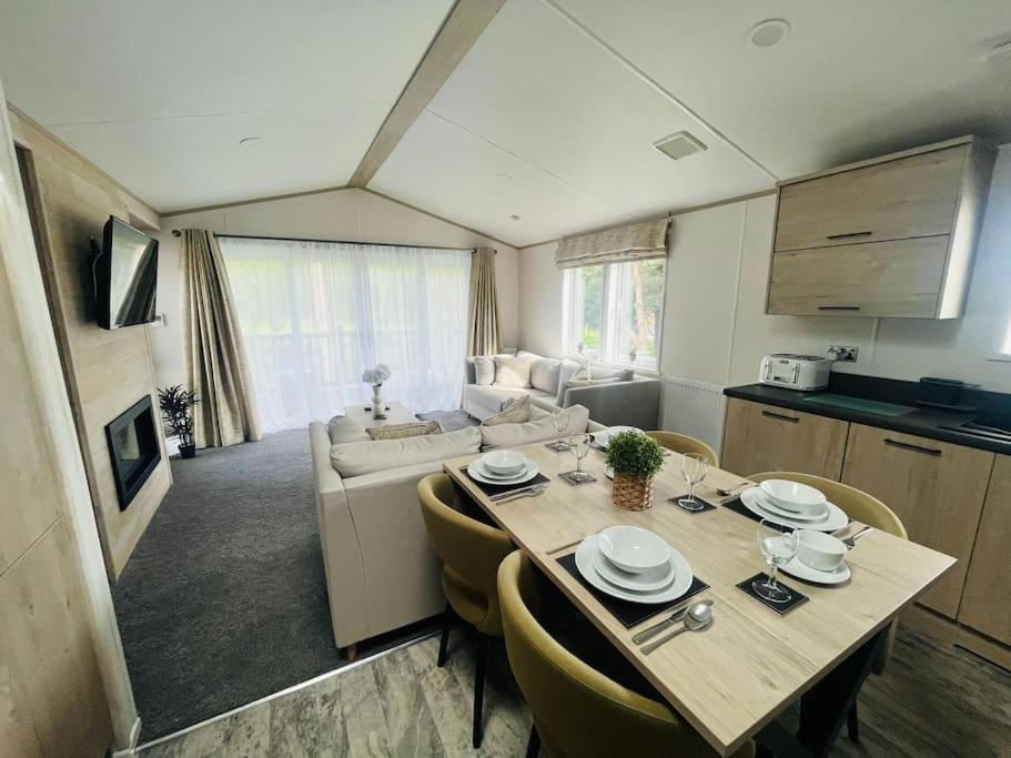 Villa Hideaway Retreat With Hot Tub York Esterno foto